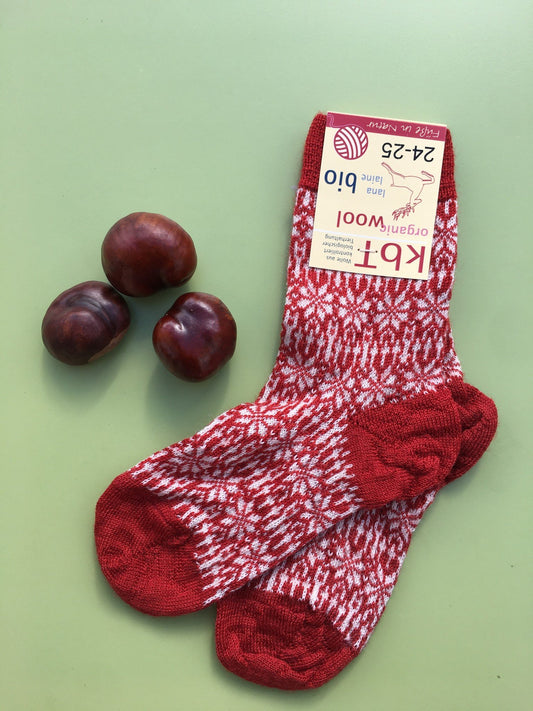 Hirsch Natur Feinstricksocke - Sternenmuster - rot/nat – jetzt kaufen